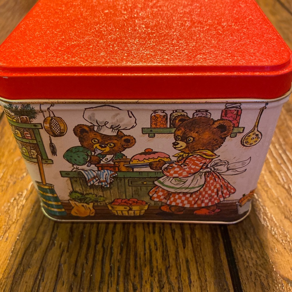 VTG 1970S SMALL SQUARE COOKIE TIN W/ A FAMILY OF BEARS COOKING BAKING & DECORATE